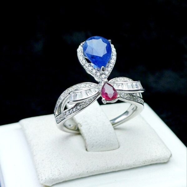 انگشتر نقره زنانه جواهری 2نگین یاقوت کبود و قرمز اصلی اشکی تراش