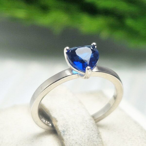 انگشتر نقره زنانه زیبا وظریف نگین قلبی تراش