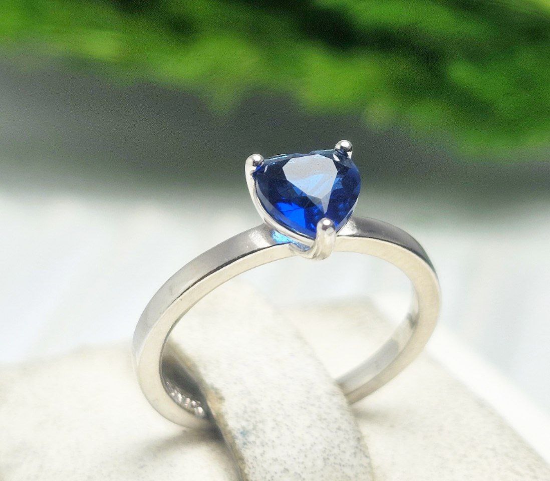 انگشتر نقره زنانه زیبا وظریف نگین قلبی تراش انگشتر نقره زنانه زیبا وظریف نگین قلبی تراش