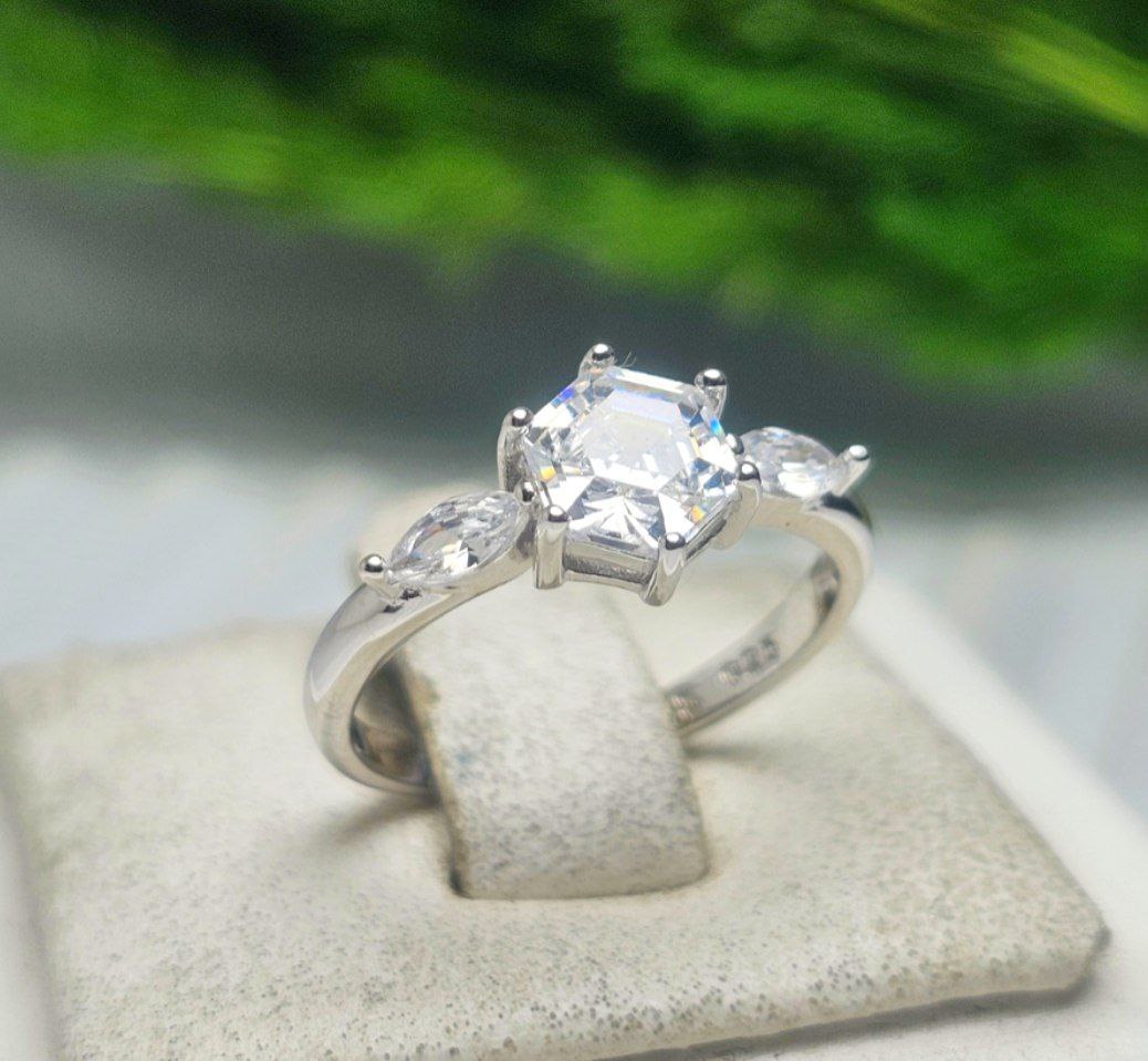 انگشتر نقره زنانه زیبا و ظریف سه نگینه انگشتر نقره زنانه زیبا و ظریف سه نگینه