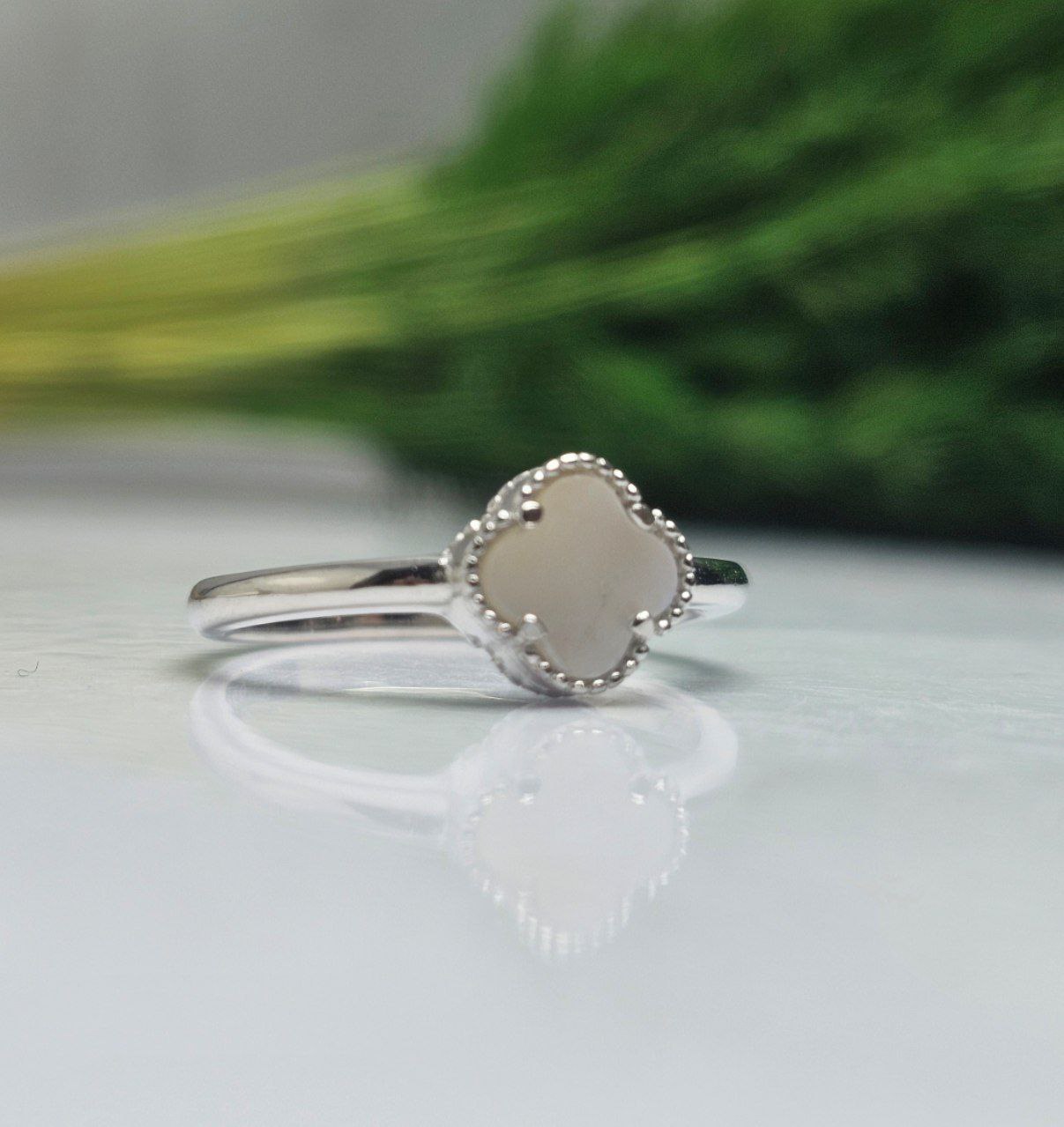 انگشتر نقره زنانه ونکلیف با نگین صدف انگشتر نقره زنانه ونکلیف با نگین صدف